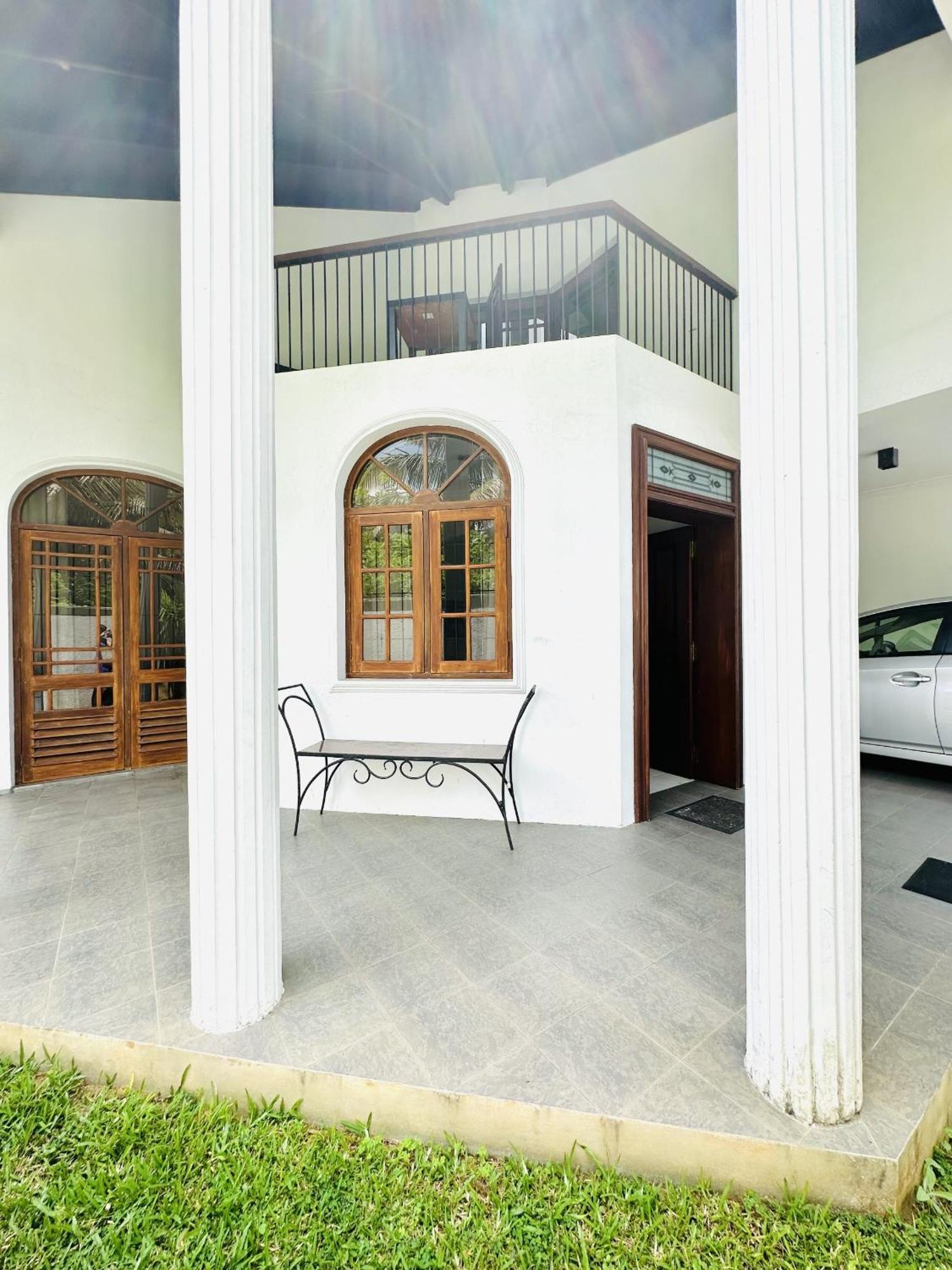 Skylight Villa Канди Екстериор снимка